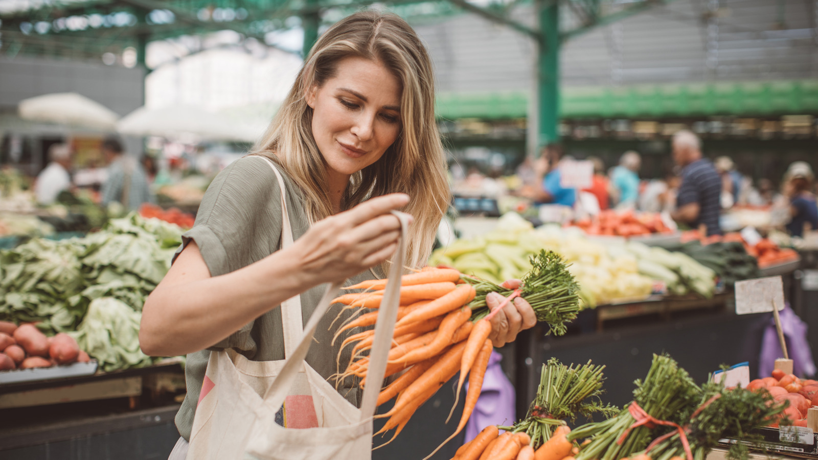 https://www.thedailymeal.com/img/gallery/if-you-live-in-a-big-city-avoid-whole-foods-at-lunch-time/l-intro-1701025135.jpg