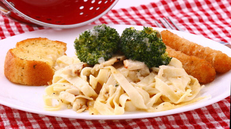 Chicken alfredo with garlic bread and broccoli