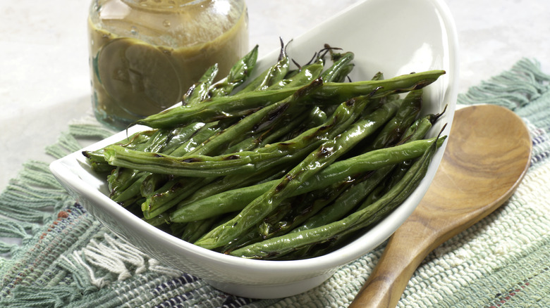 green beans in white bowl