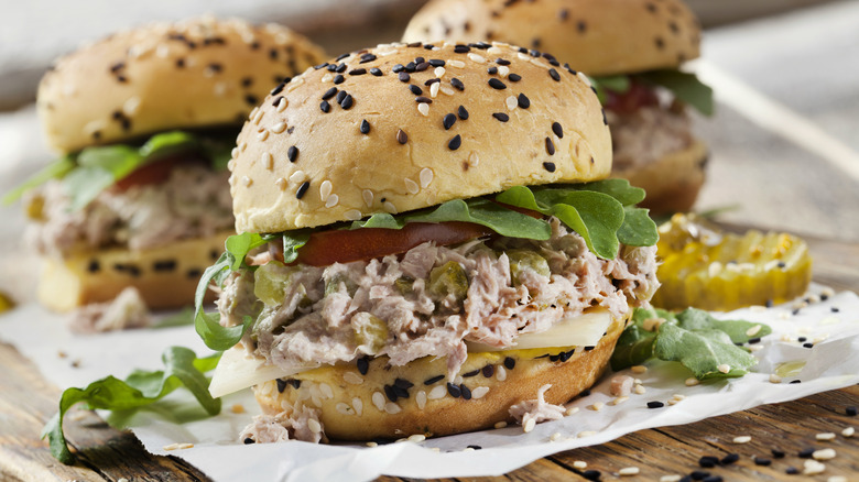 Tuna salad with sesame seeds