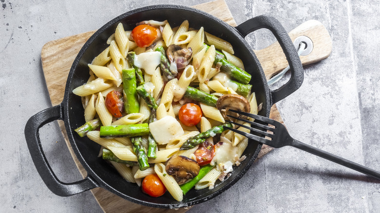 Pan with pasta and vegetables