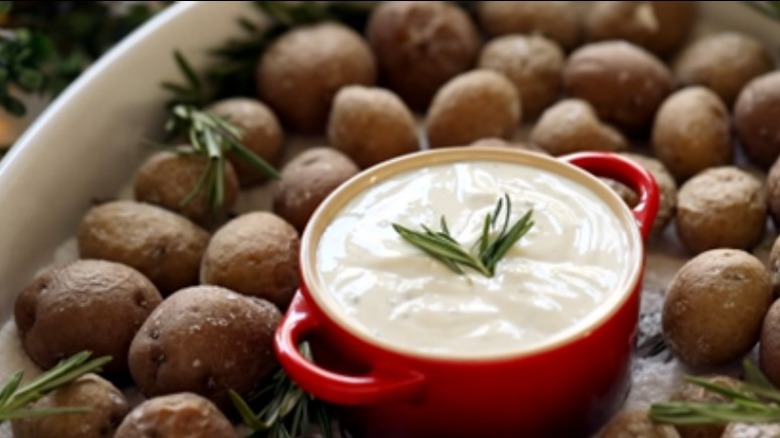 salt-baked potatoes with dip