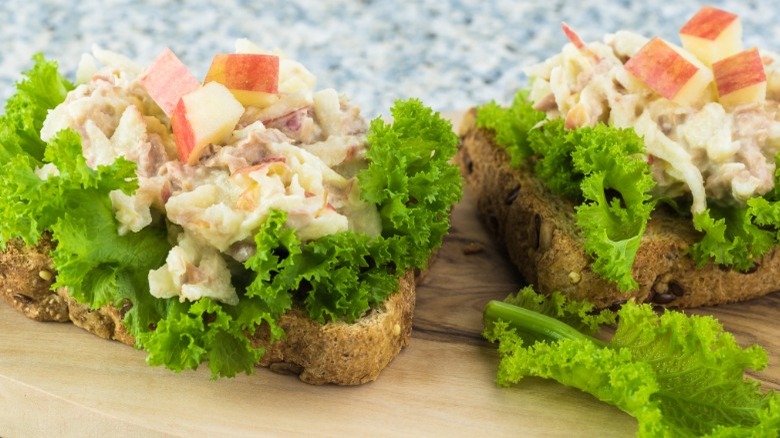 Tuna salad with diced apples