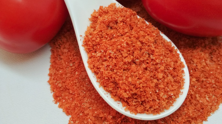 Tomato powder in a spoon