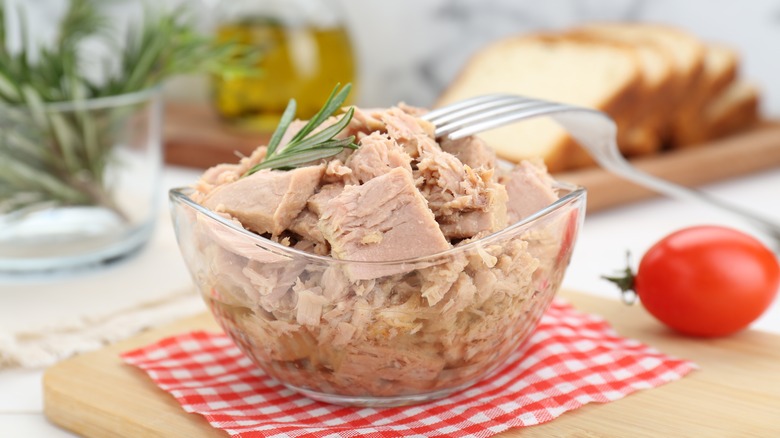 Canned tuna in a bowl 