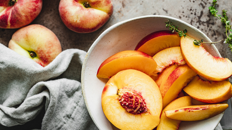 Fresh sliced peaches in bowl
