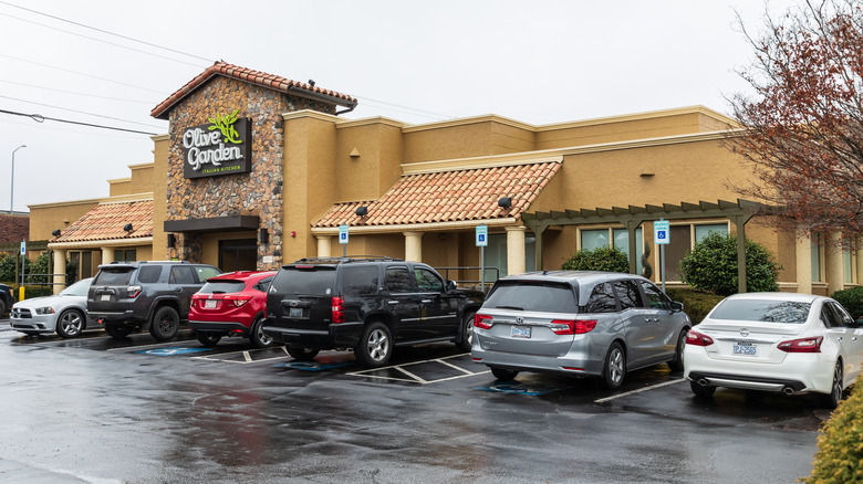 exterior of Olive Garden restaurant