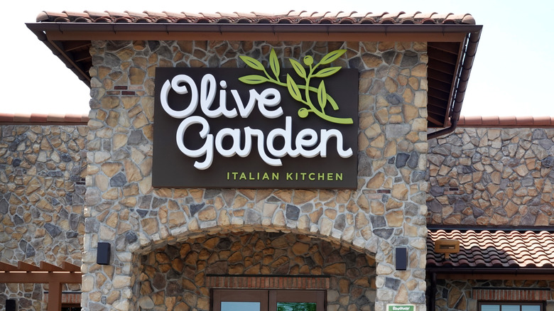 Olive garden brick building with restaurant sign