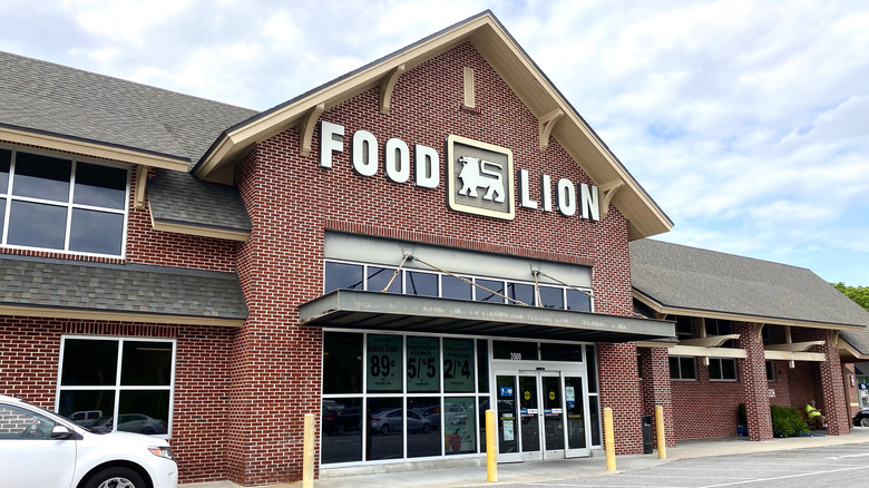 A sign for Food Lion