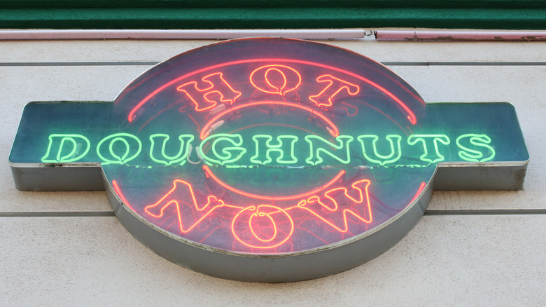 Hot Doughnuts Now sign 