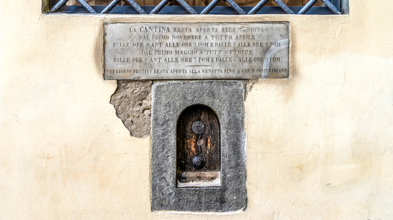 plaque designating Italian wine window