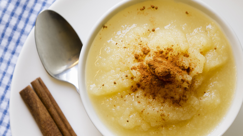 applesauce with ground cinnamon