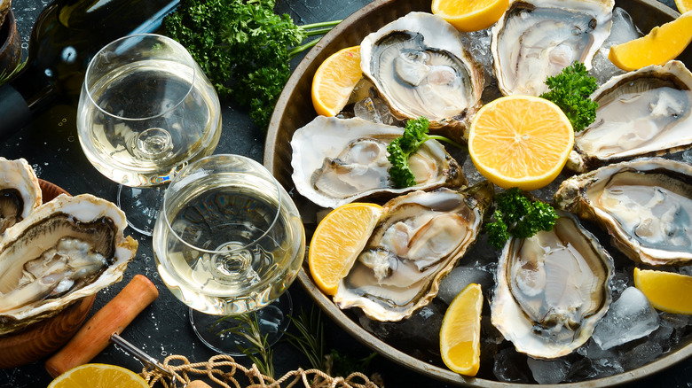 Fresh oysters with wine