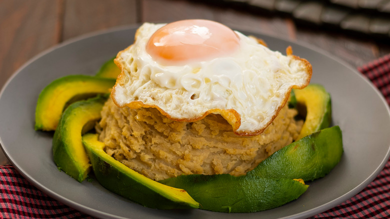 Fried egg on mashed plantains