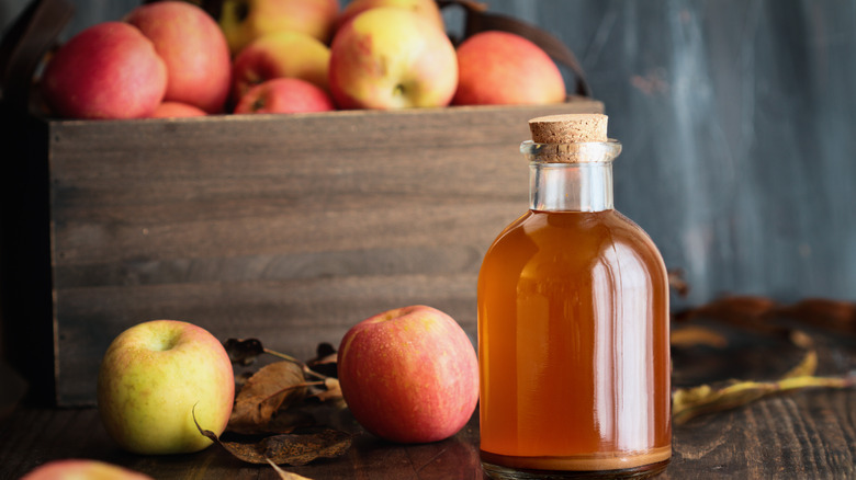 Apple cider vinegar and apples