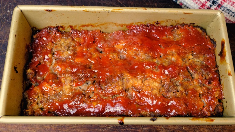 meatloaf in pan close up