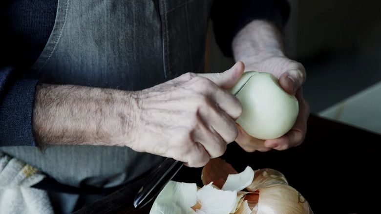 Jacques Pépin peeling an onion