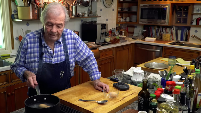 Jacques Pépin cooking eggs