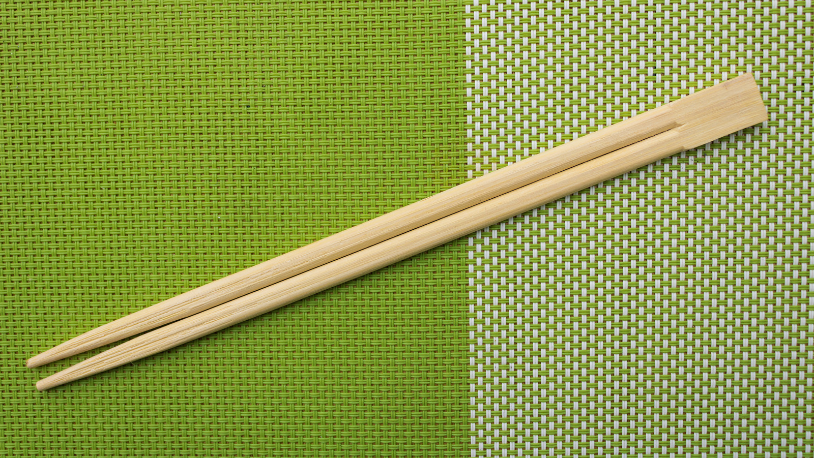 https://www.thedailymeal.com/img/gallery/keep-snacks-super-fresh-with-a-simple-chopstick-hack/l-intro-1697648092.jpg