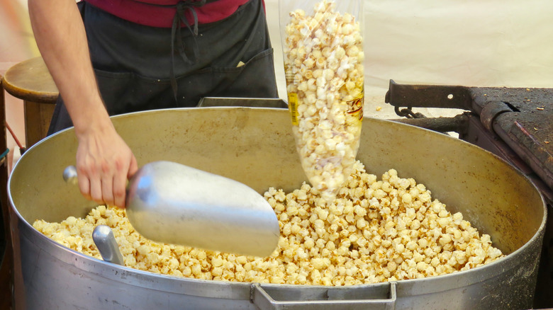 Person bagging kettle corn