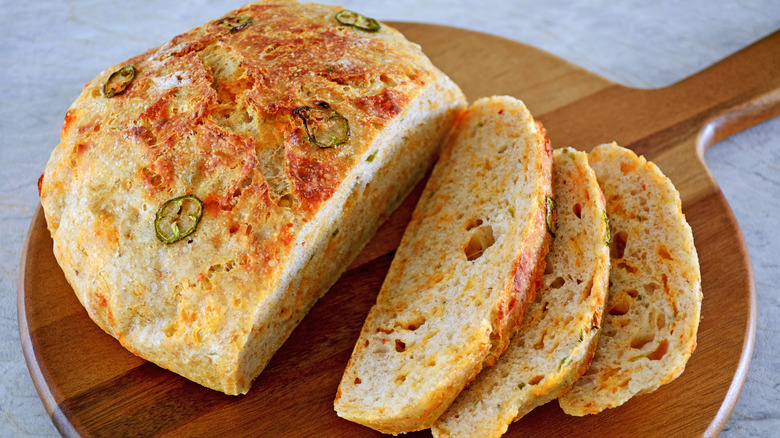 sliced jalapeno cheese bread