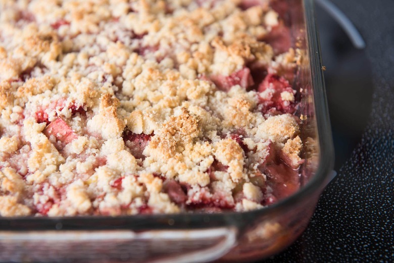 Kosher For Passover Dessert Recipes That Are Legit Delicious   7 Kosher For Passover Rhubarb Crisp Recipe Min 