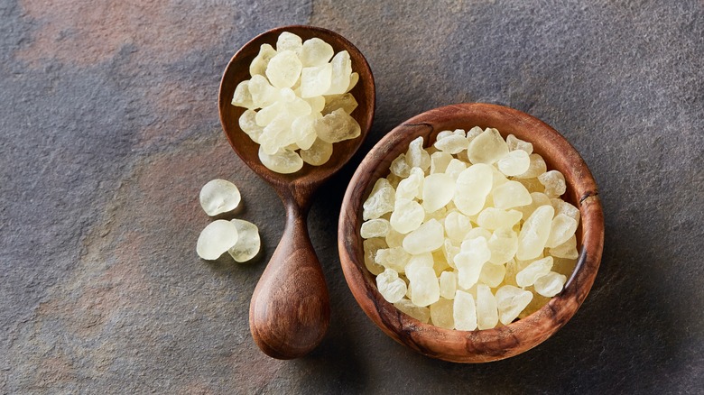 Mastice di Chios in wooden bowls