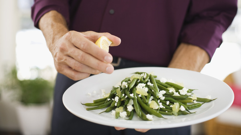 Squeezing lemon onto food