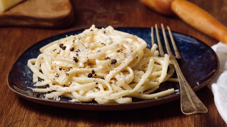 Cacio e pepe on plate