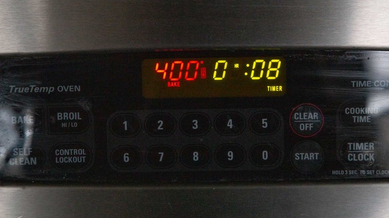 oven temperature gauge reading 400 F