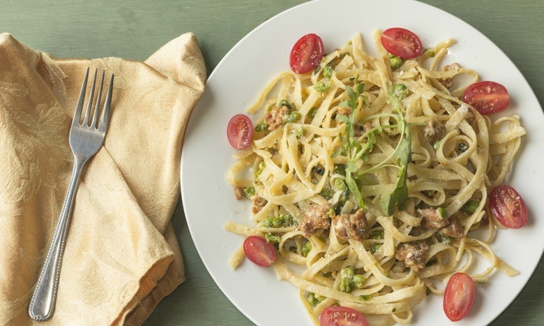 pasta alfredo with tomatoes