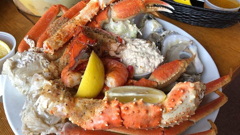 crab and oysters at Spondivits