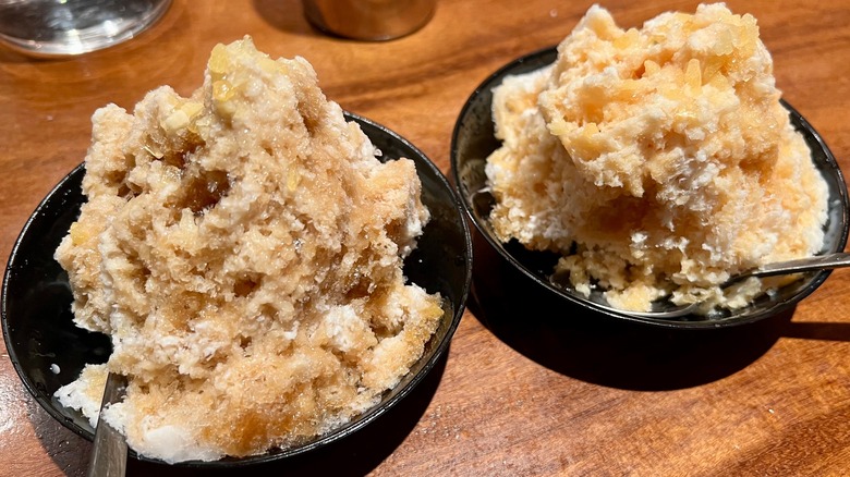 Coffee-flavored shaved ice