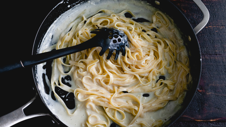 Fresh linguine with alfredo sauce