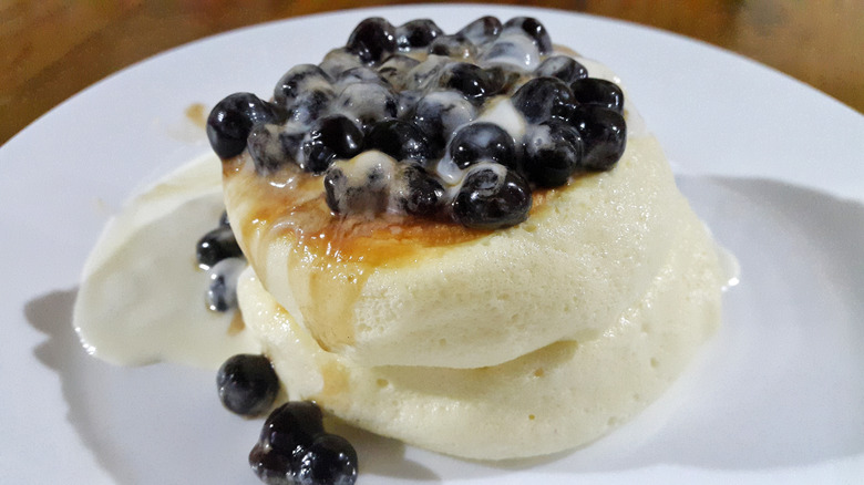 Soufflé pancakes with boba pearls 