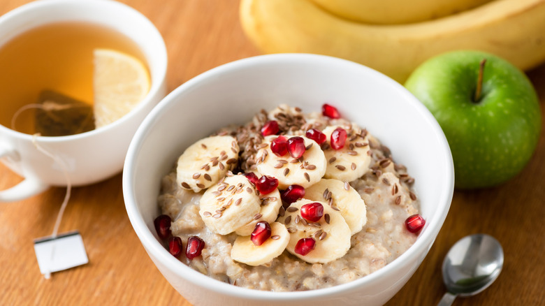 Oatmeal with fruit and tea