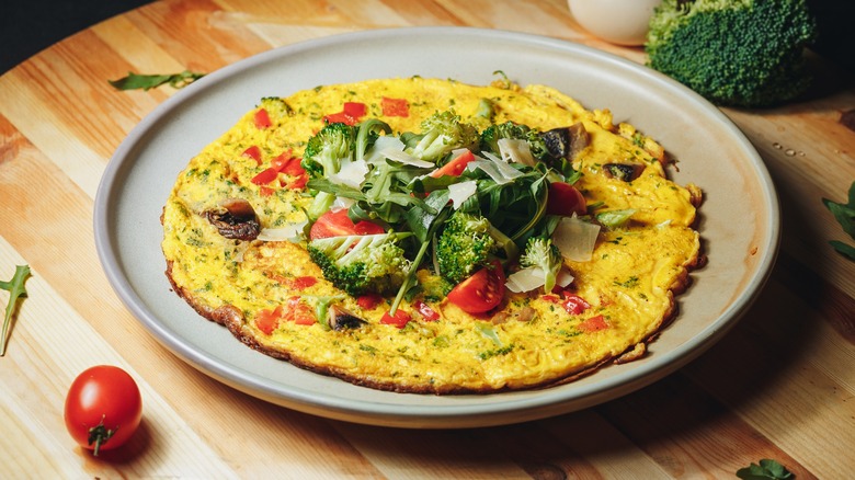 round omelet with broccoli and tomatoes