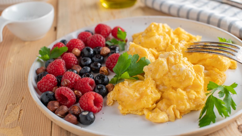 Scrambled eggs with fruit