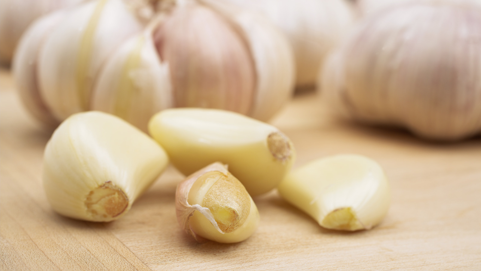 https://www.thedailymeal.com/img/gallery/mince-a-whole-bunch-of-garlic-in-a-flash-with-a-kitchen-tool-hack/l-intro-1700846717.jpg