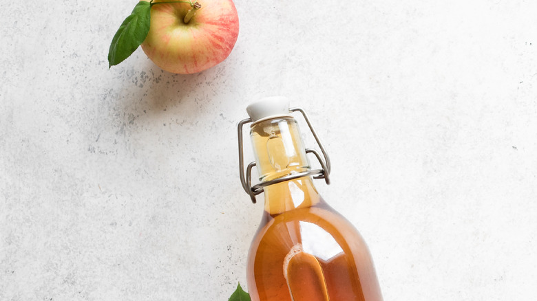 apple cider vinegar and apple