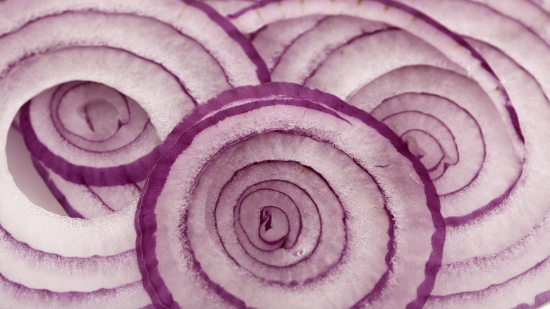 sliced red onions