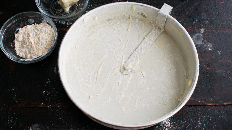 buttered and floured cake tin 