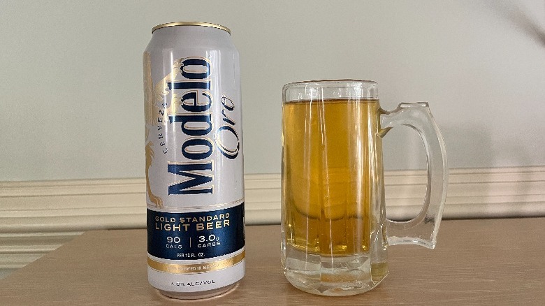 Modelo Oro can and mug