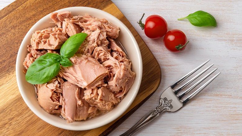 Tuna with basil in bowl