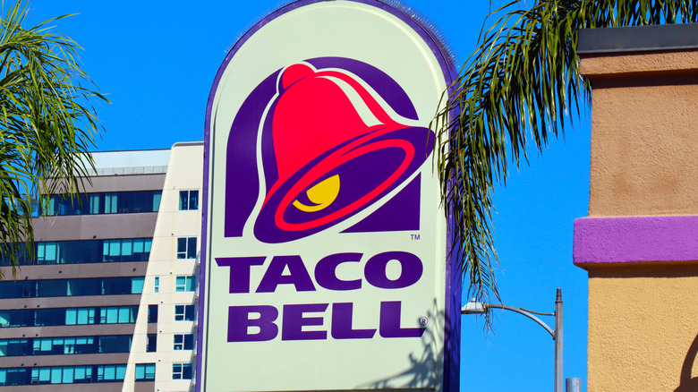 taco bell sign outside