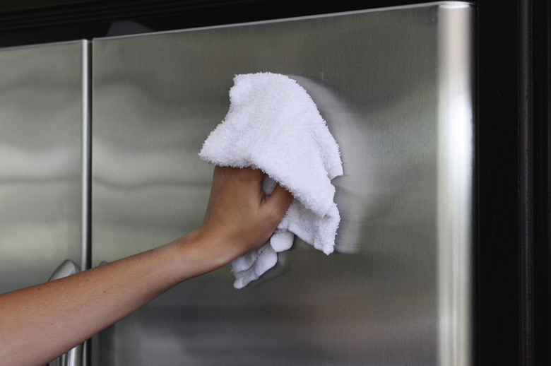 Wipe stainless steel with white vinegar