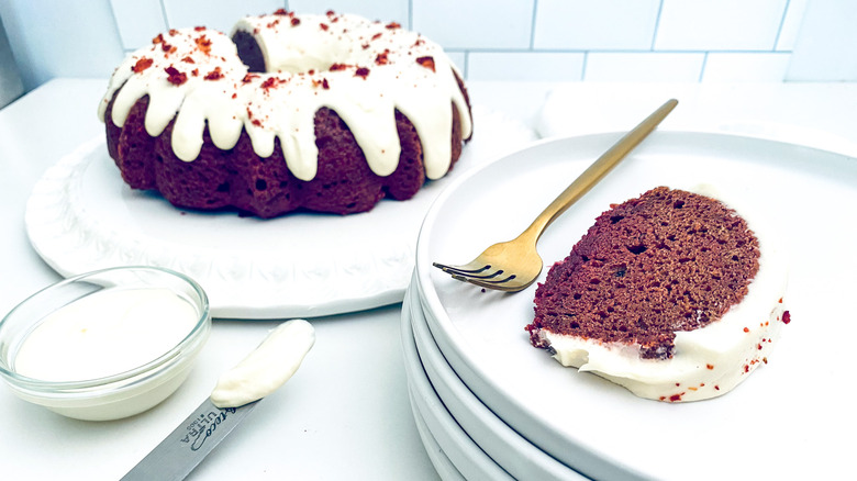 Bundt cake and slice