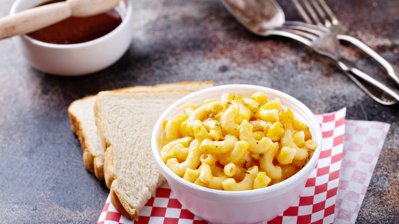 Mac and cheese and bread with BBQ sauce