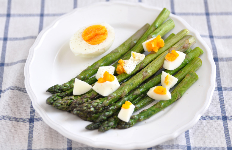 Asparagus Soldiers With Soft-Boiled Egg Hollandaise