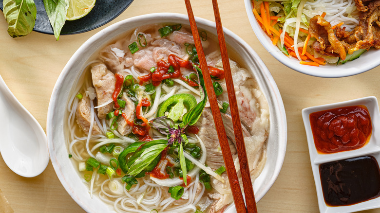 bún noodle bowl with meat